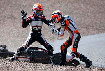 Los pilotos holandeses de Moto3, Bryan Schouten y Scott Deroue cayeron durante la carrera y el primero la emprendió a golpes con el segundo. Dirección de carrera sancionó con dos puntos de penalización a Schouten.