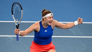 Karolina Muchova celebra su victoria ante Jasmine Paolini.