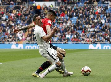 El jugador del Athletic Club Yuri suelta el brazo ante el jugador del Real Madrid Lucas Vázquez en la pugna por el balón. 