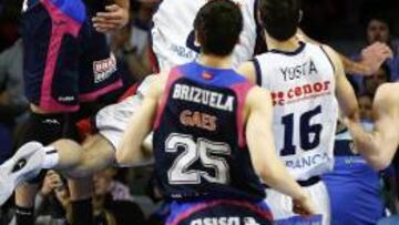 Diamon Simpson realiza un mate ante varios jugadores del Obradoiro,.