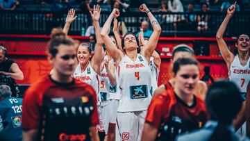 Laura Nicholls celebra la clasificaci&oacute;n para la final del Eurobasket femenino.