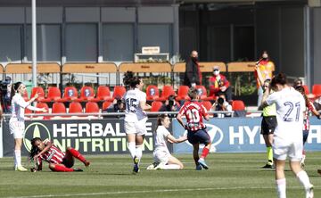 La futbolista sevillana cortó la carrera de Ludmila que iba a encarar a Misa. La colegiada Acevedo Dudley mostró la tarjeta roja y dejó al Real Madrid con una menos en el minuto 12.