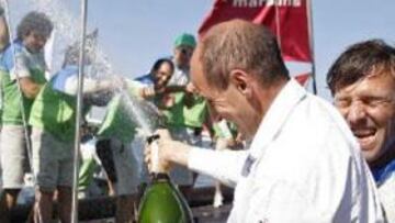 <b>GRAN FIESTA.</b> Agustín Zulueta celebra junto a la embarcación española la proeza de clasificarse para las semifinales.