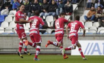 Los jugadores celebran el 0-1 de Piti. 