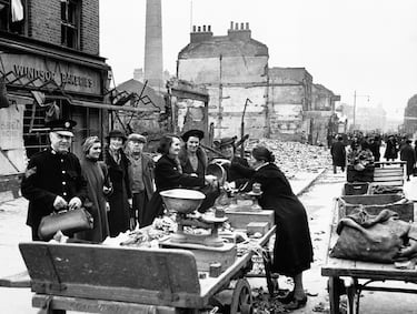 En enero de 1940, Reino Unido comenzó a racionar ciertos productos como el azúcar, el tocino y la mantequilla, ante la amenaza de escasez de alimentos. Los alemanes amenazaron a los barcos mercantes británicos de que serían objetivos militares. Por este motivo, los británicos armaron sus mercantes que circulaban por el Mar del Norte. 