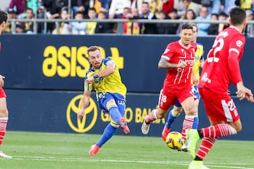 El centrocampista del Cdiz sigue maravillando en su primera temporada en la Tacita de Plata. Un generador de juego absoluto, que se apunt tres asistencias ante el Cartagena. La tercera de ellas, la ms especial: con todo para marcar, tras un contraataque, sirvi el baln en bandeja a De la Rosa, para que estrenara su cuenta.