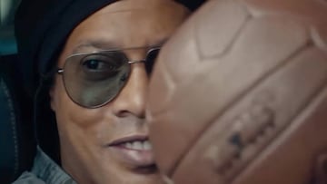 Ronaldinho y Puyol presentan el nuevo uniforme del FC Barcelona