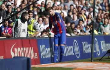 Piqué habla con un recogepelotas.
