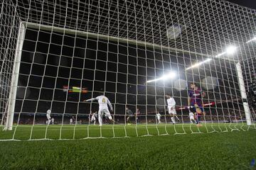 Sergio Ramos sacó un balón bajo los palos ante el Barcelona el 18 de diciembre de 2019. El partido acabó con empate a cero. 