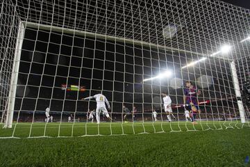 Sergio Ramos sac車 un bal車n bajo los palos ante el Barcelona el 18 de diciembre de 2019. El partido acab車 con empate a cero.