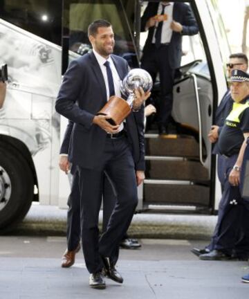 La plantilla del Real Madrid fue recibida en la Alcald¨ªa de Madrid por Manuela Carmena.