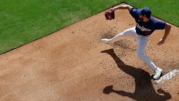 Los Angeles (United Kingdom), 20/10/2024.- Dodgers' Alex Vesia warms up in the bullpen before the start of game six of the Major League Baseball (MLB) National League Championship Series between the New York Mets and the Los Angeles Dodgers in Los Angeles, California, USA, 20 October 2024. The National League Championship Series is the best-of-seven games and the winner will face the winner of the American League Championship Series in the World Series. (Liga de Campeones, Nueva York) EFE/EPA/CAROLINE BREHMAN