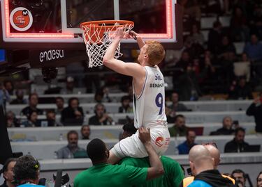 Alberto Díaz corta la red de la canasta como recuerdo. 
