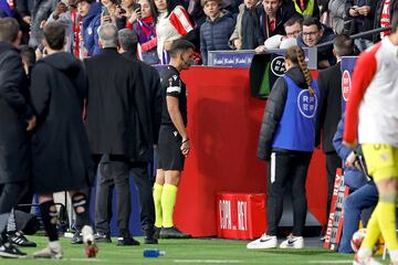 El VAR llama al árbitro, el jugador atlético toca balón. Gil Manzao va a ver la jugada a la pantalla y se desdice. No es penalti.