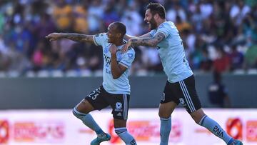 Luis Quiñones y André-Pierre Gignac festejan el gol contra León