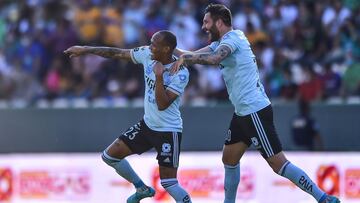 Luis Qui&ntilde;ones y Andr&eacute;-Pierre Gignac festejan el gol contra Le&oacute;n