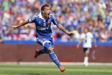 Sebastián Ubilla celebra la apertura de la cuenta en el superclásico ante Colo Colo. Para desgracia del 'Conejo', los azules perdieron por 2 tantos a 1. Los dos goles albos fueron anotados por Esteban Paredes, el segundo al último minuto del cotejo.