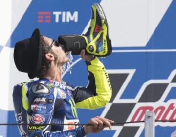 Valentino Rossi celebra su segundo puesto bebiendo de su bota.