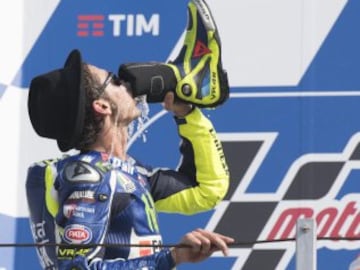 Valentino Rossi celebra su segundo puesto bebiendo de su bota.