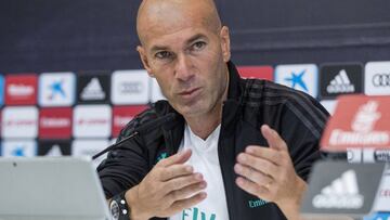 GRA103. MADRID, 21/10/2017.-El entrenador franc&eacute;s del Real Madrid Zinedine Zidane, durante la rueda de prensa tras el entrenamiento en la Ciudad deportiva Real Madrid, preparatorio del partido de liga que ma&ntilde;ana jugar&aacute; contra el Eibar en el estadio Santiago Bernabeu. EFE / Rodrigo Jimenez