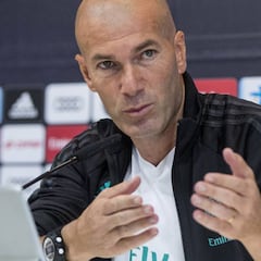 Zidane: "Karim Benzema es el mejor con diferencia; el 9 no sólo debe meter goles"