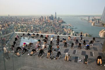 Un grupo de personas hace yoga en la azotea de un edificio de Manhattan (Nueva York). Como ocurre con muchos tipos de ejercicios al aire libre, esta pr¨¢ctica cogi¨® gran demanda durante la pandemia del coronavirus, y no se ha pasado de moda, sino m¨¢s bien al contrario: hay semanas de lista de espera para asistir a las clases.