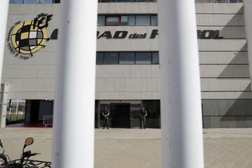 Agentes de la UCO están registrando la sede de la Federación de Fútbol en Las Rozas. Ángel María Villar, su hijo Gorka y Padrón han sido detenidos por la Guardia Civil.