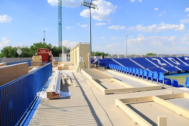 Obras de construcción de los nuevos palcos VIP de Butarque, estadio del Leganés.