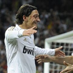 Özil no olvida al Madrid y se rinde a Benzema y Ramos