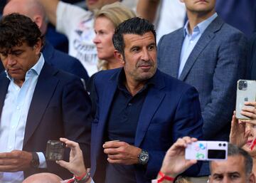 El exjugador del club blanco, Luis Figo, en la grada del Santiago Bernabéu.