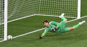 
Liverpool y Real Madrid, disputan el título internacional más importante del mundo del fútbol en el Stade de France de París. Los ingleses, con Luis Díaz en cancha desde el arranque, buscan su séptima Champions League. Por otro lado, el Real Madrid, club más ganador del torneo, cuenta con 13 actualmente y, de la mano de Karim Benzema, Modrić y Vinicius Jr, buscan ratificar su condición de favoritos.