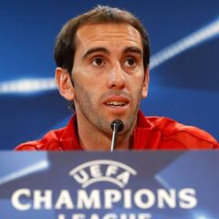Godín: "¿Lateral derecho? Lo mismo juega ahí Simeone"