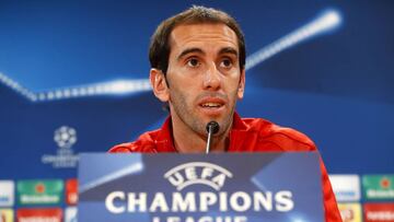 Godín: "¿Lateral derecho? Lo mismo juega ahí Simeone"