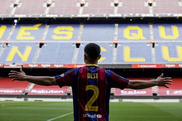La primera imagen de Sergiño Dest con la camiseta del Barcelona en su nueva casa, el Camp Nou.