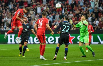 Grbic trata de atajar un remate de un jugador local durante el Bayer Leverkusen - Atlético.