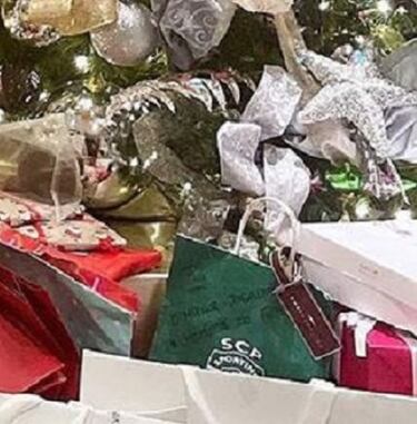 La madre de Cristiano 'cuela' un regalo con mensaje bajo el rbol de Navidad de Cristiano