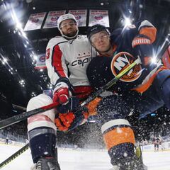 Una dura pugna por el puck en primera línea de cámara