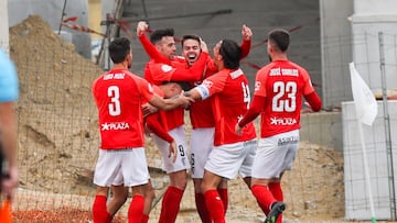 Los jugadores del San Fernando festejan el 0-2 de Dani Molina.