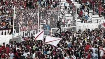 <b>CELEBRACIÓN. </b>Los aficionados del Rayo invadieron el terreno de juego cuando al árbitro decretó el final del encuentro.