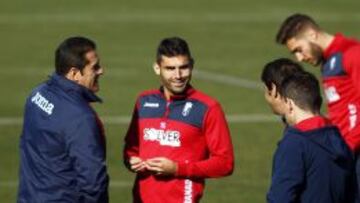 Nuevas Ilusiones. Sandoval, con Barral, en un entrenamiento de esta semana donde se prepara la visita del Real Madrid.