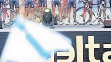 <b>TODOS LE MIRAN. </b>Pereiro fue el protagonista indiscutible en la presentación de la Vuelta a España que hoy comienza en Vigo y terminará en Madrid el 23 de septiembre.
