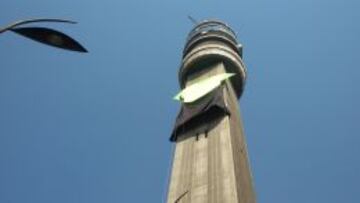 Una r&eacute;plica gigante de la polera se encuentra colgada en la Torre Entel.