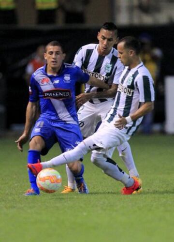 Mauro Fernandez (L) of Ecuador's Emelec fights for the ball with Alejandro Guerra and Gilberto Garcia (R) of Colombia's Atletico Nacional during their Copa Libertadores soccer match at the Jocay Stadium in Manta May 7, 2015. REUTERS/Guillermo Granja