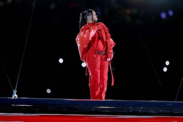 La artista nacida en Barbados protagonizó sola el Halftime Show del Super Bowl LVII del Estadio de la Universidad de Phoenix.