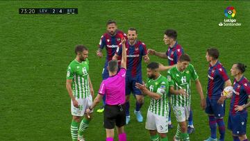 La roja a Soldado por clavarle los tacos a Carvalho y una reacción todavía peor