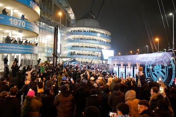 Ambientazo en los aleda?os del Etihad Stadium.