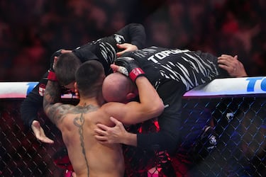 Ilia Topuria celebra con su equipo su victoria por KO ante Charles Oliveira.