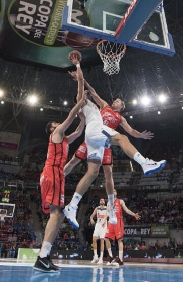 Gustavo Ay車n entra a canasta ante Luke Sikma y Bojan Dubljevic.