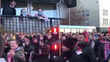 La afición del Atleti, le dedica caótico a familia con mascarilla