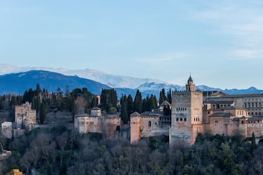 La Alhambra fue un recinto fortificado y además casa de campo de la dinastía que gobernó en la zona entre los siglos XIII y XV, y uno de los mejores ejemplos de la arquitectura civil islámica e hispanomusulmana. Junto a la Alhambra se encuentra el Albaicín, un barrio que conserva su fisonomía original y las construcciones medievales de entonces.